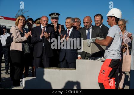 Innenminister Gérard Collomb legt am 28. September 2018 den Grundstein für die künftige Polizeistation in Bourgoin Jallieu, Frankreich. (Foto von Nicolas Liponne/NurPhoto) Stockfoto