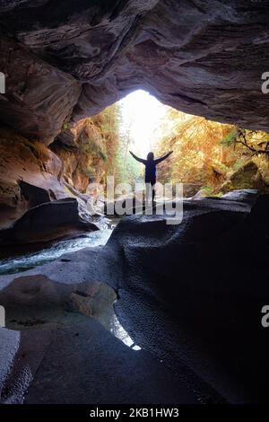 Abenteuerliche Frau, die in einer Höhle steht. Abenteuer Reisen. Little Huson Caves Park Stockfoto