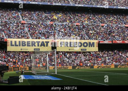 Banner, das die Freiheit Kataloniens während des Spiels FC Barcelona gegen den Athletic Club für die Runde 7 der Liga Santander forderte, spielte am 29.. September 2018 im Camp Nou in Barcelona, Spanien. (Foto von Mikel Trigueros/Urbanandsport/NurPhoto) Stockfoto