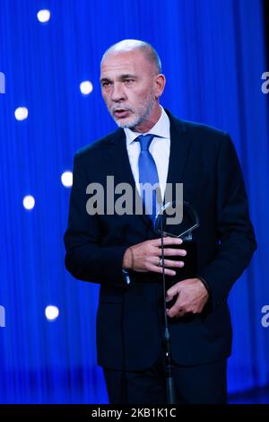 Dario Grandinetti erhält Silver Shell für den besten Darsteller für den Film „Rojo“ während der Abschlussfeier des San Sebastian Filmfestivals 66. im Kursaal am 29. September 2018 in San Sebastian, Spanien. (Foto von Manuel Romano/NurPhoto) Stockfoto