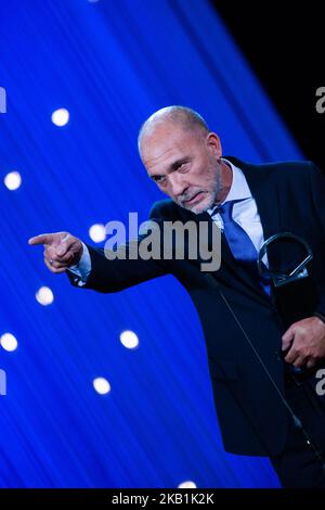 Dario Grandinetti erhält Silver Shell für den besten Darsteller für den Film „Rojo“ während der Abschlussfeier des San Sebastian Filmfestivals 66. im Kursaal am 29. September 2018 in San Sebastian, Spanien. (Foto von Manuel Romano/NurPhoto) Stockfoto