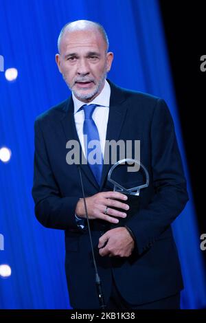 Dario Grandinetti erhält Silver Shell für den besten Darsteller für den Film „Rojo“ während der Abschlussfeier des San Sebastian Filmfestivals 66. im Kursaal am 29. September 2018 in San Sebastian, Spanien. (Foto von Manuel Romano/NurPhoto) Stockfoto