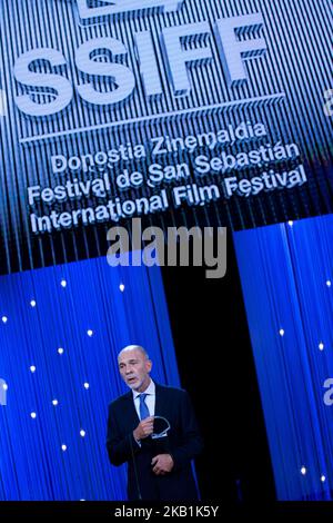 Dario Grandinetti erhält Silver Shell für den besten Darsteller für den Film „Rojo“ während der Abschlussfeier des San Sebastian Filmfestivals 66. im Kursaal am 29. September 2018 in San Sebastian, Spanien. (Foto von Manuel Romano/NurPhoto) Stockfoto