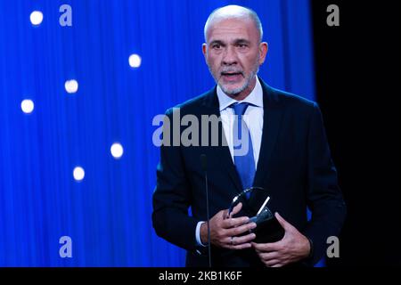 Dario Grandinetti erhält Silver Shell für den besten Darsteller für den Film „Rojo“ während der Abschlussfeier des San Sebastian Filmfestivals 66. im Kursaal am 29. September 2018 in San Sebastian, Spanien. (Foto von Manuel Romano/NurPhoto) Stockfoto