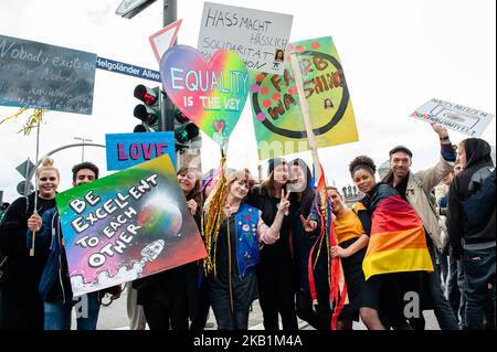 Mehr als 400 Initiativen fordern am 29. September 2018 in Hamburg eine große Demonstration unter dem Motto "United against Racism". „We'll Come united“ ist eine offene Initiative von Menschen aus verschiedenen sozialen, antirassistischen und politischen Netzwerken, einschließlich Flüchtlingen. Sie organisierten eine massive Demonstration gegen Rassismus in Hamburg, wo sich rund dreißigtausend Menschen aus verschiedenen Ländern am Rathausmarkt versammelten. Über 40 Lastwagen verschiedener Organisationen mit ihren Slogans gegen Rassismus marschierten entlang der Parade. Nach der Demonstration versammelten sich die Menschen am Hafen, wo mehrere s Stockfoto