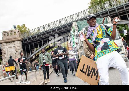 Mehr als 400 Initiativen fordern am 29. September 2018 in Hamburg eine große Demonstration unter dem Motto "United against Racism". „We'll Come united“ ist eine offene Initiative von Menschen aus verschiedenen sozialen, antirassistischen und politischen Netzwerken, einschließlich Flüchtlingen. Sie organisierten eine massive Demonstration gegen Rassismus in Hamburg, wo sich rund dreißigtausend Menschen aus verschiedenen Ländern am Rathausmarkt versammelten. Über 40 Lastwagen verschiedener Organisationen mit ihren Slogans gegen Rassismus marschierten entlang der Parade. Nach der Demonstration versammelten sich die Menschen am Hafen, wo mehrere s Stockfoto