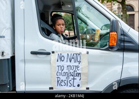 Mehr als 400 Initiativen fordern am 29. September 2018 in Hamburg eine große Demonstration unter dem Motto "United against Racism". „We'll Come united“ ist eine offene Initiative von Menschen aus verschiedenen sozialen, antirassistischen und politischen Netzwerken, einschließlich Flüchtlingen. Sie organisierten eine massive Demonstration gegen Rassismus in Hamburg, wo sich rund dreißigtausend Menschen aus verschiedenen Ländern am Rathausmarkt versammelten. Über 40 Lastwagen verschiedener Organisationen mit ihren Slogans gegen Rassismus marschierten entlang der Parade. Nach der Demonstration versammelten sich die Menschen am Hafen, wo mehrere s Stockfoto