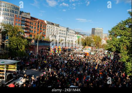 Mehr als 400 Initiativen fordern am 29. September 2018 in Hamburg eine große Demonstration unter dem Motto "United against Racism". „We'll Come united“ ist eine offene Initiative von Menschen aus verschiedenen sozialen, antirassistischen und politischen Netzwerken, einschließlich Flüchtlingen. Sie organisierten eine massive Demonstration gegen Rassismus in Hamburg, wo sich rund dreißigtausend Menschen aus verschiedenen Ländern am Rathausmarkt versammelten. Über 40 Lastwagen verschiedener Organisationen mit ihren Slogans gegen Rassismus marschierten entlang der Parade. Nach der Demonstration versammelten sich die Menschen am Hafen, wo mehrere s Stockfoto