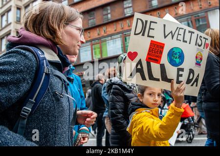 Mehr als 400 Initiativen fordern am 29. September 2018 in Hamburg eine große Demonstration unter dem Motto "United against Racism". „We'll Come united“ ist eine offene Initiative von Menschen aus verschiedenen sozialen, antirassistischen und politischen Netzwerken, einschließlich Flüchtlingen. Sie organisierten eine massive Demonstration gegen Rassismus in Hamburg, wo sich rund dreißigtausend Menschen aus verschiedenen Ländern am Rathausmarkt versammelten. Über 40 Lastwagen verschiedener Organisationen mit ihren Slogans gegen Rassismus marschierten entlang der Parade. Nach der Demonstration versammelten sich die Menschen am Hafen, wo mehrere s Stockfoto