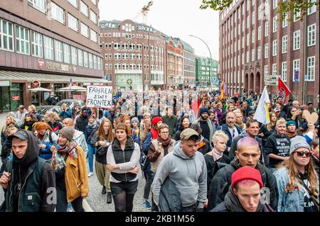 Mehr als 400 Initiativen fordern am 29. September 2018 in Hamburg eine große Demonstration unter dem Motto "United against Racism". „We'll Come united“ ist eine offene Initiative von Menschen aus verschiedenen sozialen, antirassistischen und politischen Netzwerken, einschließlich Flüchtlingen. Sie organisierten eine massive Demonstration gegen Rassismus in Hamburg, wo sich rund dreißigtausend Menschen aus verschiedenen Ländern am Rathausmarkt versammelten. Über 40 Lastwagen verschiedener Organisationen mit ihren Slogans gegen Rassismus marschierten entlang der Parade. Nach der Demonstration versammelten sich die Menschen am Hafen, wo mehrere s Stockfoto