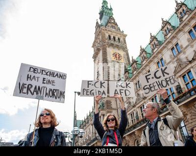 Mehr als 400 Initiativen fordern am 29. September 2018 in Hamburg eine große Demonstration unter dem Motto "United against Racism". „We'll Come united“ ist eine offene Initiative von Menschen aus verschiedenen sozialen, antirassistischen und politischen Netzwerken, einschließlich Flüchtlingen. Sie organisierten eine massive Demonstration gegen Rassismus in Hamburg, wo sich rund dreißigtausend Menschen aus verschiedenen Ländern am Rathausmarkt versammelten. Über 40 Lastwagen verschiedener Organisationen mit ihren Slogans gegen Rassismus marschierten entlang der Parade. Nach der Demonstration versammelten sich die Menschen am Hafen, wo mehrere s Stockfoto