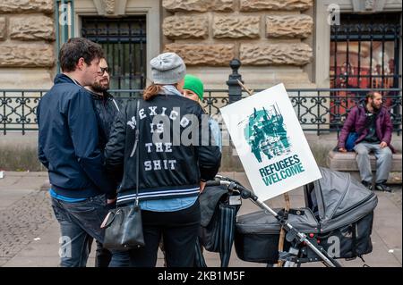 Mehr als 400 Initiativen fordern am 29. September 2018 in Hamburg eine große Demonstration unter dem Motto "United against Racism". „We'll Come united“ ist eine offene Initiative von Menschen aus verschiedenen sozialen, antirassistischen und politischen Netzwerken, einschließlich Flüchtlingen. Sie organisierten eine massive Demonstration gegen Rassismus in Hamburg, wo sich rund dreißigtausend Menschen aus verschiedenen Ländern am Rathausmarkt versammelten. Über 40 Lastwagen verschiedener Organisationen mit ihren Slogans gegen Rassismus marschierten entlang der Parade. Nach der Demonstration versammelten sich die Menschen am Hafen, wo mehrere s Stockfoto