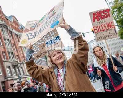 Mehr als 400 Initiativen fordern am 29. September 2018 in Hamburg eine große Demonstration unter dem Motto "United against Racism". „We'll Come united“ ist eine offene Initiative von Menschen aus verschiedenen sozialen, antirassistischen und politischen Netzwerken, einschließlich Flüchtlingen. Sie organisierten eine massive Demonstration gegen Rassismus in Hamburg, wo sich rund dreißigtausend Menschen aus verschiedenen Ländern am Rathausmarkt versammelten. Über 40 Lastwagen verschiedener Organisationen mit ihren Slogans gegen Rassismus marschierten entlang der Parade. Nach der Demonstration versammelten sich die Menschen am Hafen, wo mehrere s Stockfoto