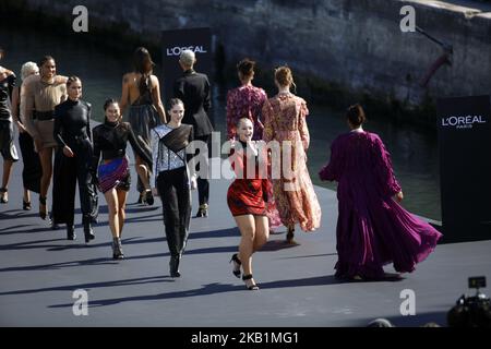Models laufen während der Le Defile L'Oreal Paris im Rahmen der Paris Fashion Week Womenswear Spring/Summer 2019 am 30. September 2018 in Paris, Frankreich, auf der Piste. (Foto von Mehdi Taamallah / NurPhoto) Stockfoto