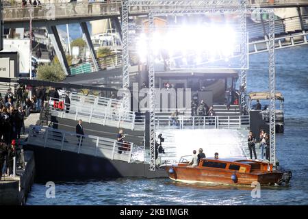 Models laufen während der Le Defile L'Oreal Paris im Rahmen der Paris Fashion Week Womenswear Spring/Summer 2019 am 30. September 2018 in Paris, Frankreich, auf der Piste. (Foto von Mehdi Taamallah / NurPhoto) Stockfoto