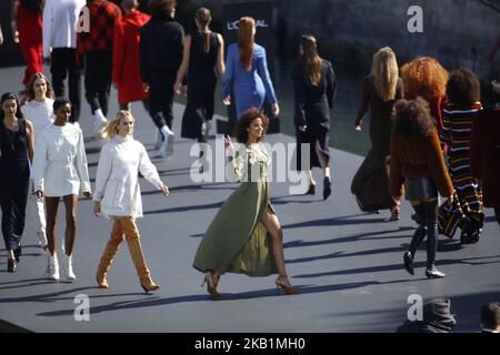 Models laufen während der Le Defile L'Oreal Paris im Rahmen der Paris Fashion Week Womenswear Spring/Summer 2019 am 30. September 2018 in Paris, Frankreich, auf der Piste. (Foto von Mehdi Taamallah / NurPhoto) Stockfoto