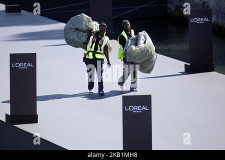Models laufen während der Le Defile L'Oreal Paris im Rahmen der Paris Fashion Week Womenswear Spring/Summer 2019 am 30. September 2018 in Paris, Frankreich, auf der Piste. (Foto von Mehdi Taamallah / NurPhoto) Stockfoto