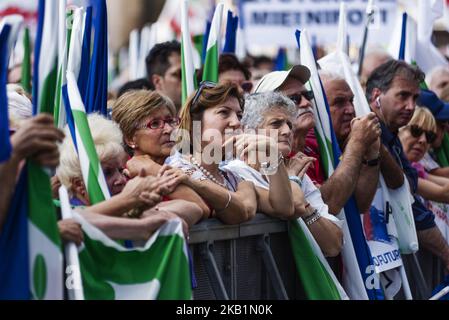 Anhänger der Mitte-Links-Demokratischen Partei (PD) versammeln sich am 30. September 2018 zu einer Kundgebung, um gegen die neue Regierungspolitik in Rom, Italien, zu protestieren. (Foto von Michele Spatari/NurPhoto) Stockfoto