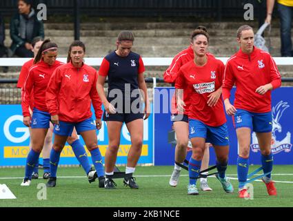 Crystal Palace Ladies FC-Spieler während des Vormatchwarms während der Women's Super League zwei Spiele zwischen Crystal Palace Ladies FC und Tottenham Hotspur Ladies im H2T Group Stadium, Hayes, Bromley Football Club, England am 30. September 2018. (Foto von Action Foto Sport/NurPhoto) Stockfoto