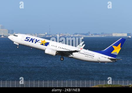 Tokio, Japan – 18. April 2021: Skymark Airlines fliegt vom internationalen Flughafen Tokio eine Boeing B737-800 (JA73NM) ab. Stockfoto