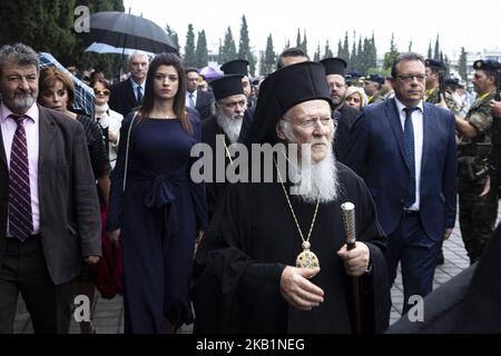 Patriarch Bartholomäus besucht am 30. September 2018 zum 100.. Jahrestag des Endes des Ersten Weltkriegs den alliierten Friedhof von Thessaloniki (Zeitenlik) in Griechenland. Die alliierten Friedhofs von Zeitenlik in Thessaloniki, Griechenland, ist mit 20,000 Soldaten die größte Nekropole Griechenlands, die meisten davon sind die 8089 Franzosen und 7500 Serben. Zusammen mit dem Patriarchen war Patriarch Irinej von Serbien und griechische Politiker. (Foto von Nicolas Economou/NurPhoto) Stockfoto