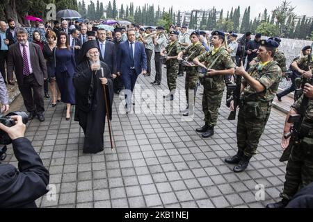 Patriarch Bartholomäus besucht am 30. September 2018 zum 100.. Jahrestag des Endes des Ersten Weltkriegs den alliierten Friedhof von Thessaloniki (Zeitenlik) in Griechenland. Die alliierten Friedhofs von Zeitenlik in Thessaloniki, Griechenland, ist mit 20,000 Soldaten die größte Nekropole Griechenlands, die meisten davon sind die 8089 Franzosen und 7500 Serben. Zusammen mit dem Patriarchen war Patriarch Irinej von Serbien und griechische Politiker. (Foto von Nicolas Economou/NurPhoto) Stockfoto