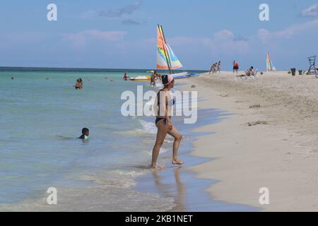 Der berühmte Strand von Varadero in Kuba mit einem ruhigen türkisfarbenen Meer, weißem Sand und Palmen. Ein wirklich exotisches Reiseziel. (Foto von Nicolas Economou/NurPhoto) Stockfoto