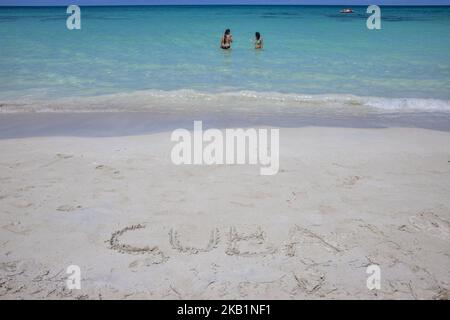 Der berühmte Strand von Varadero in Kuba mit einem ruhigen türkisfarbenen Meer, weißem Sand und Palmen. Ein wirklich exotisches Reiseziel. (Foto von Nicolas Economou/NurPhoto) Stockfoto