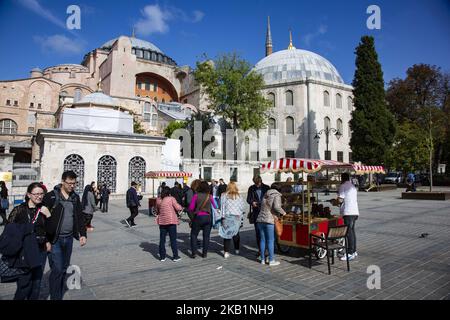 Hagia Sophia oder in lateinischer Sprache Sancta Sophia oder Sancta Sapientia und in türkischer Sprache: Ayasofya ist eine griechisch-orthodoxe christliche Kathedrale, die vom Kaiser von Byzanz Justinian I. erbaut und 537 fertiggestellt wurde. Heute arbeitet Hagia Sofia als lebendiges Museum und ist UNESCO-Weltkulturerbe. (Foto von Nicolas Economou/NurPhoto) Stockfoto