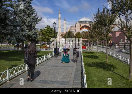 Hagia Sophia oder in lateinischer Sprache Sancta Sophia oder Sancta Sapientia und in türkischer Sprache: Ayasofya ist eine griechisch-orthodoxe christliche Kathedrale, die vom Kaiser von Byzanz Justinian I. erbaut und 537 fertiggestellt wurde. Heute arbeitet Hagia Sofia als lebendiges Museum und ist UNESCO-Weltkulturerbe. (Foto von Nicolas Economou/NurPhoto) Stockfoto