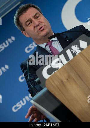 Der Bayerische Ministerpräsident und Hauptkandidat der CSU Markus Soeder im Gespräch mit der Presse am 1. Oktober 2018 in München. Nach einer Vorstandssitzung der Christlich-Sozialen Union (CSU) hielten der Generalsekretär der CSU Markus Blume und der Bayerische Ministerpraesident (Gouverneur) und Hauptkandidat der CSU Markus Soeder eine Pressekonferenz ab. Es war die letzte Vorstandssitzung vor den bayerischen Landtagswahlen am 14. Oktober. (Foto von Alexander Pohl/NurPhoto) Stockfoto