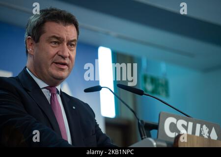 Der Bayerische Ministerpräsident und Hauptkandidat der CSU Markus Soeder im Gespräch mit der Presse am 1. Oktober 2018 in München. Nach einer Vorstandssitzung der Christlich-Sozialen Union (CSU) hielten der Generalsekretär der CSU Markus Blume und der Bayerische Ministerpraesident (Gouverneur) und Hauptkandidat der CSU Markus Soeder eine Pressekonferenz ab. Es war die letzte Vorstandssitzung vor den bayerischen Landtagswahlen am 14. Oktober. (Foto von Alexander Pohl/NurPhoto) Stockfoto
