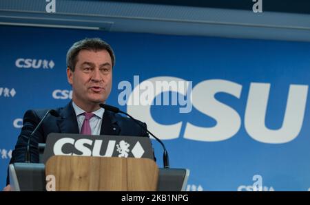 Der Bayerische Ministerpräsident und Hauptkandidat der CSU Markus Soeder im Gespräch mit der Presse am 1. Oktober 2018 in München. Nach einer Vorstandssitzung der Christlich-Sozialen Union (CSU) hielten der Generalsekretär der CSU Markus Blume und der Bayerische Ministerpraesident (Gouverneur) und Hauptkandidat der CSU Markus Soeder eine Pressekonferenz ab. Es war die letzte Vorstandssitzung vor den bayerischen Landtagswahlen am 14. Oktober. (Foto von Alexander Pohl/NurPhoto) Stockfoto