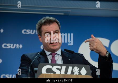 Der Bayerische Ministerpräsident und Hauptkandidat der CSU Markus Soeder im Gespräch mit der Presse am 1. Oktober 2018 in München. Nach einer Vorstandssitzung der Christlich-Sozialen Union (CSU) hielten der Generalsekretär der CSU Markus Blume und der Bayerische Ministerpraesident (Gouverneur) und Hauptkandidat der CSU Markus Soeder eine Pressekonferenz ab. Es war die letzte Vorstandssitzung vor den bayerischen Landtagswahlen am 14. Oktober. (Foto von Alexander Pohl/NurPhoto) Stockfoto