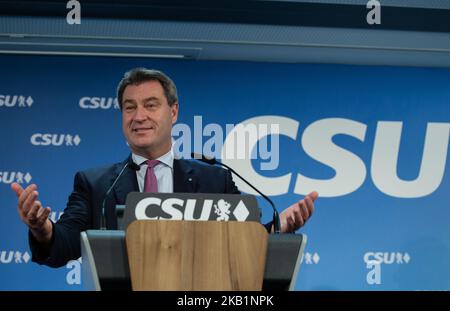 Der Bayerische Ministerpräsident und Hauptkandidat der CSU Markus Soeder im Gespräch mit der Presse am 1. Oktober 2018 in München. Nach einer Vorstandssitzung der Christlich-Sozialen Union (CSU) hielten der Generalsekretär der CSU Markus Blume und der Bayerische Ministerpraesident (Gouverneur) und Hauptkandidat der CSU Markus Soeder eine Pressekonferenz ab. Es war die letzte Vorstandssitzung vor den bayerischen Landtagswahlen am 14. Oktober. (Foto von Alexander Pohl/NurPhoto) Stockfoto