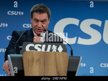 Der Bayerische Ministerpräsident und Hauptkandidat der CSU Markus Soeder im Gespräch mit der Presse am 1. Oktober 2018 in München. Nach einer Vorstandssitzung der Christlich-Sozialen Union (CSU) hielten der Generalsekretär der CSU Markus Blume und der Bayerische Ministerpraesident (Gouverneur) und Hauptkandidat der CSU Markus Soeder eine Pressekonferenz ab. Es war die letzte Vorstandssitzung vor den bayerischen Landtagswahlen am 14. Oktober. (Foto von Alexander Pohl/NurPhoto) Stockfoto