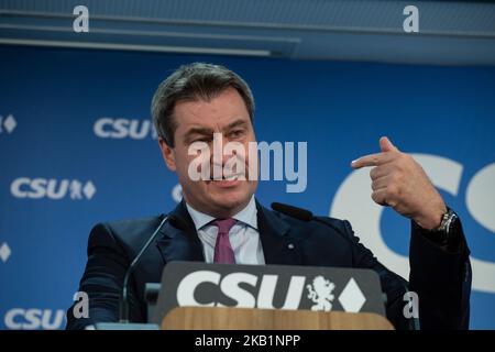 Der Bayerische Ministerpräsident und Hauptkandidat der CSU Markus Soeder im Gespräch mit der Presse am 1. Oktober 2018 in München. Nach einer Vorstandssitzung der Christlich-Sozialen Union (CSU) hielten der Generalsekretär der CSU Markus Blume und der Bayerische Ministerpraesident (Gouverneur) und Hauptkandidat der CSU Markus Soeder eine Pressekonferenz ab. Es war die letzte Vorstandssitzung vor den bayerischen Landtagswahlen am 14. Oktober. (Foto von Alexander Pohl/NurPhoto) Stockfoto