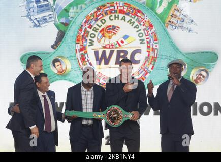 (L-R) WBC-Präsident Mauricio Sulaiman, Kiews Bürgermeister und ehemaliger Schwergewicht-Boxmeister Vitali Klitschko, der ehemalige Boxmeister des World Evander Holyfield, der ukrainische Schwergewicht-Boxmeister Vladimir Klitschko und der ehemalige Boxmeister Lennox Lewis posieren während der Verleihung des ukrainischen Schwergewicht-Boxmeisters Vladimir Klitschko durch den Gürtel des WBC-Ehrenweltmeisters, Bei der offiziellen Eröffnung des WBC-Übereinkommens (World Boxing Council) 56. in Kiew, Ukraine, am 01. Oktober 2018. Die WBC-Konvention 56. findet vom 30. September bis 05. Oktober in Kiew statt. Die Veranstaltung teilnehmen Boxen Stockfoto