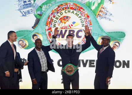 (L-R) Kiews Bürgermeister und ehemaliger Schwergewicht-Boxmeister Vitali Klitschko, ehemaliger Boxweltmeister von Evander Holyfield, ukrainischer Schwergewicht-Boxweltmeister Vladimir Klitschko und ehemaliger Boxweltmeister Lennox Lewis bei der Verleihung des ukrainischen Schwergewicht-Boxweltmeisters Vladimir Klitschko durch den Gürtel des ehrenamtlichen WBC-Weltmeisters, Bei der offiziellen Eröffnung des WBC-Übereinkommens (World Boxing Council) 56. in Kiew, Ukraine, am 01. Oktober 2018. Die WBC-Konvention 56. findet vom 30. September bis 05. Oktober in Kiew statt. Die Veranstaltung teilnehmen von Boxlegenden Lennox Lewis, Evander Holyfiel Stockfoto