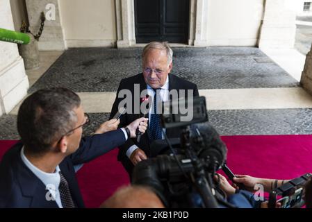 Bundesrat Johann Schneider-Ammann spricht mit der Presse nach einem Treffen im Palazzo Grazioli mit dem stellvertretenden italienischen Ministerpräsidenten und Minister für wirtschaftliche Entwicklung, Arbeit und Sozialpolitik Luigi Di Maio am 01. Oktober 2018 in Rom, Italien. (Foto von Michele Spatari/NurPhoto) Stockfoto