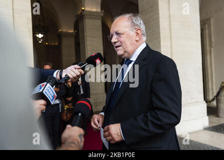 Bundesrat Johann Schneider-Ammann spricht mit der Presse nach einem Treffen im Palazzo Grazioli mit dem stellvertretenden italienischen Ministerpräsidenten und Minister für wirtschaftliche Entwicklung, Arbeit und Sozialpolitik Luigi Di Maio am 01. Oktober 2018 in Rom, Italien. (Foto von Michele Spatari/NurPhoto) Stockfoto