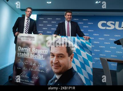 Der Generalsekretär der Christlich-Sozialen Union Markus Blume und der bayerische Ministerpräsident und der Spitzenkandidat Markus Soeder überreichten das neue Wahlplakat für die Bayerischen Staatswahlen am 14. Oktober. (Foto von Alexander Pohl/NurPhoto) Stockfoto