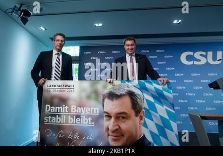 Der Generalsekretär der Christlich-Sozialen Union Markus Blume und der bayerische Ministerpräsident und der Spitzenkandidat Markus Soeder überreichten das neue Wahlplakat für die Bayerischen Staatswahlen am 14. Oktober. (Foto von Alexander Pohl/NurPhoto) Stockfoto