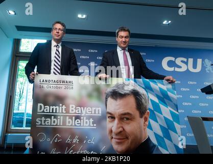 Der Generalsekretär der Christlich-Sozialen Union Markus Blume und der bayerische Ministerpräsident und der Spitzenkandidat Markus Soeder überreichten das neue Wahlplakat für die Bayerischen Staatswahlen am 14. Oktober. (Foto von Alexander Pohl/NurPhoto) Stockfoto