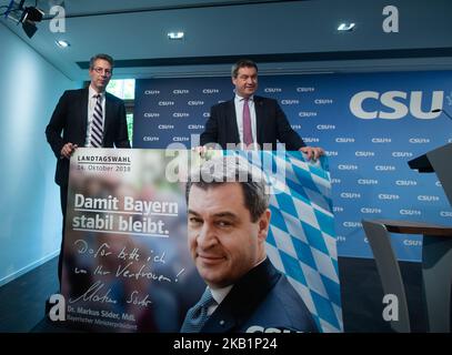 Der Generalsekretär der Christlich-Sozialen Union Markus Blume und der bayerische Ministerpräsident und der Spitzenkandidat Markus Soeder überreichten das neue Wahlplakat für die Bayerischen Staatswahlen am 14. Oktober. (Foto von Alexander Pohl/NurPhoto) Stockfoto
