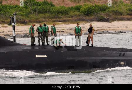 1. Oktober 2018 - Cape Canaveral, Florida, USA - Crew-Mitglieder werden auf der USS Indiana, einem nuklearbetriebenen Schnellangriff-U-Boot der United States Navy Virginia-Klasse, gesehen, als es Port Canaveral in Florida am 1. Oktober 2018 auf seiner Jungfernfahrt als beauftragtes U-Boot verlässt. Die fast 380 Meter lange USS Indiana wurde am 29. September 2018 in Port Canaveral in Dienst gestellt und ist das 16. Virginia-Klasse-U-Boot mit Schnellangriff. (Foto von Paul Hennessy/NurPhoto) Stockfoto