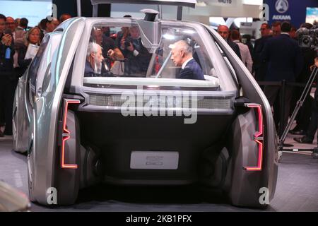 Renault EZ-GO, ein autonom fahrenes Elektroauto, wird am ersten Pressetag des Pariser Automobilsalons auf der Pariser Expo Porte de Versailles am 02. Oktober 2018 in Paris, Frankreich, zu sehen sein. Vom 4. Bis 14. Oktober 2018 präsentiert die 'Mondial de l'automobile' der Öffentlichkeit die Neuwagen der größten Automobilmarken der Welt. (Foto von Michel Stoupak/NurPhoto) Stockfoto