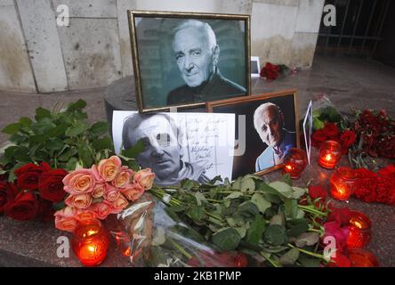 Die Menschen huldigen dem französisch-armenischen Sänger und Schauspieler Charles Aznavour, als sie am 02. Oktober 2018 vor der französischen Botschaft in Kiew, Ukraine, Blumen legen und Kerzen stellen.der legendäre französische Sänger Charles Aznavour ist am 1. Oktober in seinem Haus in Alpilles im Südosten Frankreichs im Alter von 94 Jahren gestorben. 2018. (Foto von NurPhoto) Stockfoto