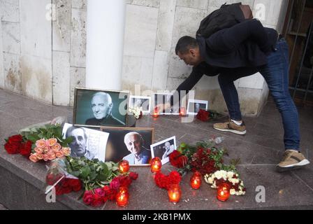 Die Menschen huldigen dem französisch-armenischen Sänger und Schauspieler Charles Aznavour, als sie am 02. Oktober 2018 vor der französischen Botschaft in Kiew, Ukraine, Blumen legen und Kerzen stellen.der legendäre französische Sänger Charles Aznavour ist am 1. Oktober in seinem Haus in Alpilles im Südosten Frankreichs im Alter von 94 Jahren gestorben. 2018. (Foto von NurPhoto) Stockfoto
