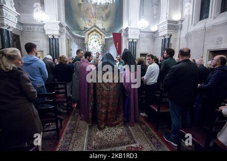 Gottesdienst in der armenischen Kathedrale von Paris, dem heiligen Johannes dem Täufer, am 2. Oktober 2018 zu Ehren des französisch-armenischen Sängers Charles Aznavour. Der legendäre französische Sänger Charles Aznavour starb im Alter von 94 Jahren am 1. Oktober 2018. Der Songwriter, der gerade letzten Monat von einer Konzerttournee durch Japan zurückgekehrt war, starb in seinem Haus in Alpilles im Südosten Frankreichs. (Foto von Michel Stoupak/NurPhoto) Stockfoto